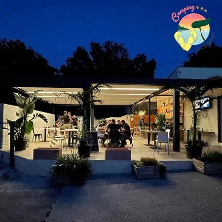 Campingplatz Zecamping 3 A 4km De La Piscine Chiens Acceptes Jacuzzi 3*