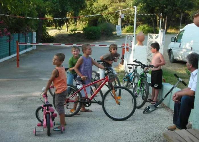 Zecamping 3 A 4km De La Piscine Chiens Acceptes Jacuzzi Camping