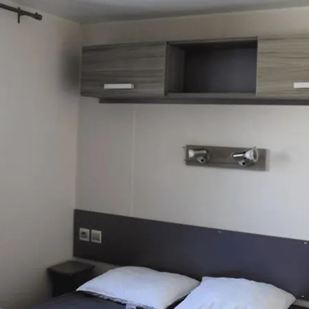 Camping Zecamping 3 A 4km De La Piscine Chiens Acceptes Jacuzzi 3*