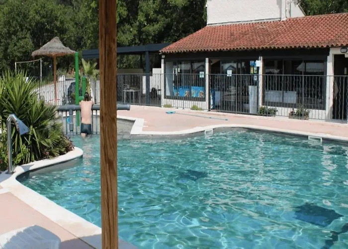 Zecamping 3 A 4Km De La Plage Piscine Chiens Acceptes Sauna Et Hammam 캠프장 봄레미모사